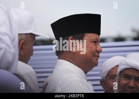 Il 2019° candidato presidenziale indonesiano Prabowo Subianto partecipa alla commemorazione del '212' a difesa dell'Islam a Giacarta, Indonesia, il 2 dicembre 2018. 212 raduni tenutisi il 2 dicembre 2016 che chiedevano l'arresto del precedente governatore di Giacarta Basuki 'Ahok' Tjahaja Purnama sulle accuse di blasfemia. (Foto di Anton Raharjo/NurPhoto) Foto Stock