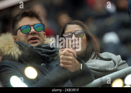 I tifosi dell'AC Milan mostrano il loro sostegno durante la serie A match tra l'AC Milan e Parma Calcio 1913 allo Stadio Giuseppe Meazza il 02 dicembre 2018 a Milano. (Foto di Giuseppe Cottini/NurPhoto) Foto Stock