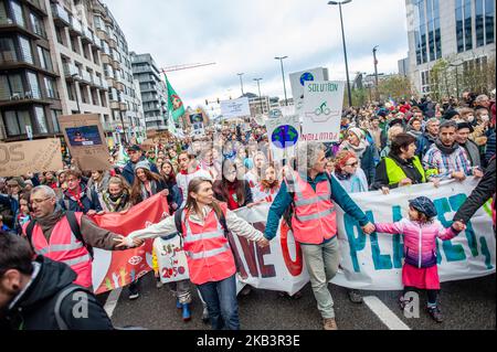 Dicembre 2nd, Bruxelles. La prima domenica di dicembre si è svolta a Bruxelles una grande marcia nazionale chiamata “Claim the Climate”. Diversi manifestanti hanno segnalato l'importanza di limitare il cambiamento climatico ad un massimo di 1,5°C. I manifestanti vogliono ricordare al Belgio e all'Europa che devono conformarsi agli impegni sul cambiamento climatico e spingersi oltre. La Conferenza del 24th° partito sui cambiamenti climatici inizierà il 3rd dicembre, a Katowice, in Polonia. I manifestanti sperano che i partecipanti si rendano conto della gravità della questione del cambiamento climatico. La marcia partì dalla Gare du Nord a mezzogiorno per arrivare a Cin Foto Stock