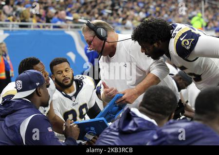 La linea difensiva di Los Angeles Rams Bill Johnson parla ai giocatori durante la prima metà di una partita di football contro i Detroit Lions a Detroit, Michigan USA, domenica 2 dicembre 2018. (Foto di Jorge Lemus/NurPhoto) Foto Stock