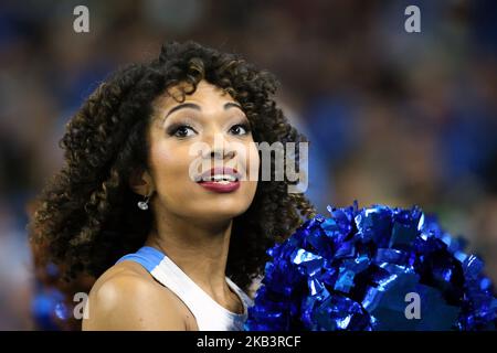 Un cheerleader dei Detroit Lions si esibisce durante la prima metà di una partita di football NFL contro i Los Angeles Rams a Detroit, Michigan USA, domenica 2 dicembre 2018. (Foto di Amy Lemus/NurPhoto) Foto Stock