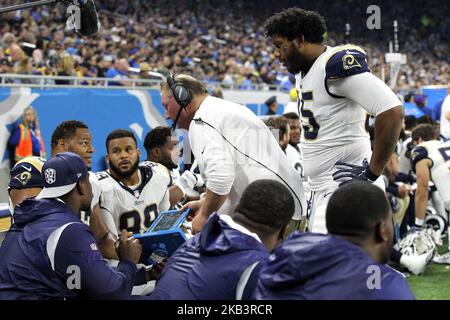 La linea difensiva di Los Angeles Rams Bill Johnson parla ai giocatori durante la prima metà di una partita di football contro i Detroit Lions a Detroit, Michigan USA, domenica 2 dicembre 2018. (Foto di Jorge Lemus/NurPhoto) Foto Stock