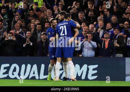 Giroud festeggia il suo 2nd° gol con Zappacosta e Pedro durante la partita UEFA Europa League Group L tra Chelsea e PAOK a Stamford Bridge il 29 novembre 2018 a Londra, Regno Unito. (Foto di Nicolas Economou/NurPhoto) Foto Stock