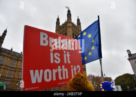 Una manifestazione contro la Brexit si svolge al di fuori del Parlamento, la gente sventolando le bandiere dell’UE e del Regno Unito a Londra il 5 dicembre 2018. (Foto di Alberto Pezzali/NurPhoto) Foto Stock