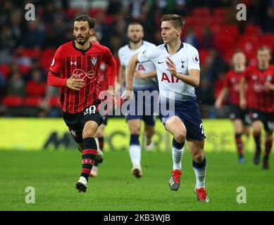 Londra, Inghilterra - 05 dicembre 2018 Manolo Gabbiadini di L-R Southampton e Juan Foyth di Tottenham Hotspur durante la Premier League tra Tottenham Hotspur e Southampton allo stadio di Wembley , Londra, Inghilterra il 05 dicembre 2018. (Foto di Action Foto Sport/NurPhoto) Foto Stock