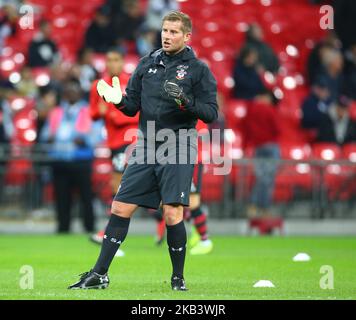 Londra, Inghilterra - 05 dicembre 2018 Dave Watson, capo della tenuta di squadra di Southampton, durante la Premier League tra Tottenham Hotspur e Southampton allo stadio di Wembley, Londra, Inghilterra, il 05 dicembre 2018. (Foto di Action Foto Sport/NurPhoto) Foto Stock