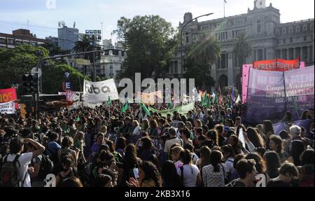 Le donne prendono parte a una protesta come parte del movimento 'Not One less' (Ni una Menos) che chiede giustizia per la femminicidio di Lucia Perez il 5 dicembre 2018 a Buenos Aires, Argentina. Il 26 novembre, i giudici argentini hanno assolto l'accusato per l'assassinio di Lucia Perez, che morì il 8 ottobre 2016 a Mar del Plata, in Argentina. (Foto di Gabriel Sotelo/NurPhoto) Foto Stock