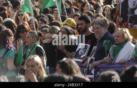 Le donne prendono parte a una protesta come parte del movimento 'Not One less' (Ni una Menos) che chiede giustizia per la femminicidio di Lucia Perez il 5 dicembre 2018 a Buenos Aires, Argentina. Il 26 novembre, i giudici argentini hanno assolto l'accusato per l'assassinio di Lucia Perez, che morì il 8 ottobre 2016 a Mar del Plata, in Argentina. (Foto di Gabriel Sotelo/NurPhoto) Foto Stock