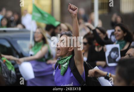 Le donne prendono parte a una protesta come parte del movimento 'Not One less' (Ni una Menos) che chiede giustizia per la femminicidio di Lucia Perez il 5 dicembre 2018 a Buenos Aires, Argentina. Il 26 novembre, i giudici argentini hanno assolto l'accusato per l'assassinio di Lucia Perez, che morì il 8 ottobre 2016 a Mar del Plata, in Argentina. (Foto di Gabriel Sotelo/NurPhoto) Foto Stock