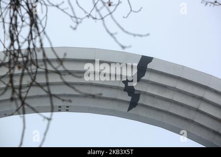 Un enorme arco dell'era sovietica a Kiev, Ucraina, 3 dicembre 2018, che simboleggia l'Ucraina e l'amicizia e l'Unione della Russia, dove un artista sconosciuto ha aggiunto una spaccatura dopo le recenti tensioni. Le tensioni tra Ucraina e Russia si sono manifestate il 25 novembre, quando le forze russe hanno sequestrato tre navi della marina Ucraina e il suo equipaggio. L'Ucraina ha imposto la legge marziale per 30 giorni in 10 regioni che confinano con la Russia, il Mar Nero e il Mar Azov il 28 novembre. (Foto di Sergii Kharchenko/NurPhoto) Foto Stock
