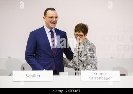 Segretario generale della CDU e candidato alla presidenza della CDU Annegret Kramp-Kartenbauer (R) e Ministro Helath e candidato avversario alla presidenza Jens Spahn (L) chiacchierano all'inizio degli anni '31. Congresso del Partito ad Amburgo, Germania, il 7 dicembre 2018. (Foto di Emmanuele Contini/NurPhoto) Foto Stock