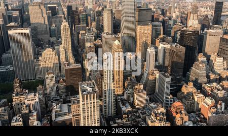 Vista aerea panoramica di alti edifici e di vari edifici a Manhattan Foto Stock