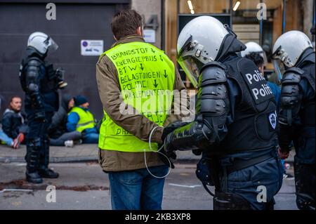 Le forze di polizia arrestano un uomo durante una protesta contro i giubbotti gialli, simbolo di una protesta dei conducenti contro l'aumento dei prezzi del carburante, si scontrano con le forze di polizia durante una manifestazione presso la sede delle istituzioni europee il 08 dicembre 2018 a Bruxelles, Belgio. Il movimento dei giubbotti gialli (Mouvement des gilets jaunes), iniziato in Francia senza affiliazione politica, si sta ora diffondendo in Belgio. (Foto di Romy Arroyo Fernandez/NurPhoto) Foto Stock