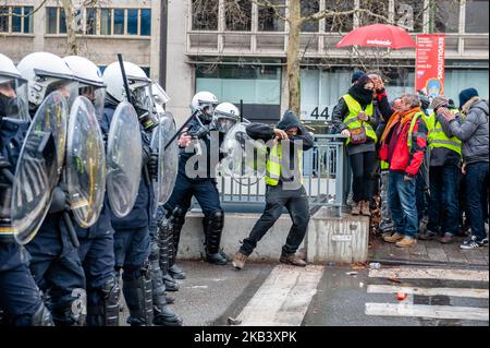 Dicembre 8th, Bruxelles. L’ondata francese di gilet jaune (gilet jaune) ha raggiunto per la seconda volta il centro di Bruxelles questo mese. La protesta è iniziata in diversi punti. La situazione si è aggravata intorno all'area delle istituzioni europee, compresi gli uffici della Commissione europea e del Parlamento europeo, la polizia ha allestito barricate in quel paese e sia i veicoli che i pedoni sono stati negati l'accesso. La polizia ha utilizzato cannoni ad acqua per disperdere i manifestanti lanciando proiettili. Ci sono stati circa 70 arresti a seguito di controlli effettuati come misura preventiva, secondo le Late Foto Stock