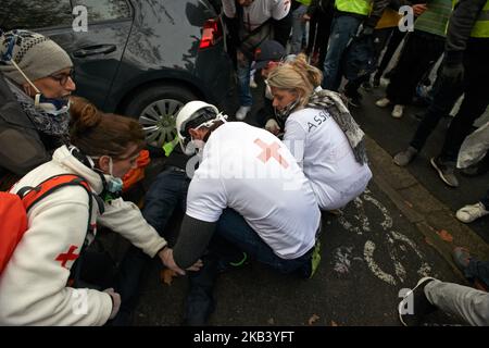 I paramedici Yellow Vests danno il primo aiuto ad un uomo ferito da flashball nella gamba. I gilet gialli hanno dimostrato ancora per la 4th volta. Volontari paramedici sono venuti per dare il primo aiuto alle persone ferite e irritati da gas lacrimogeni lanciati dalla polizia tumulto durante la protesta e durante la sommossa. Le proteste dei giubbotti gialli sono iniziate come una protesta contro l'aumento delle tasse sul carburante e ora si oppongono alle politiche di Macron e hanno chiesto le sue dimissioni. Più di 10 000 persone sono scese in strada. A Tolosa, Francia il 8 dicembre 2018. (Foto di Alain Pitton/NurPhoto) Foto Stock