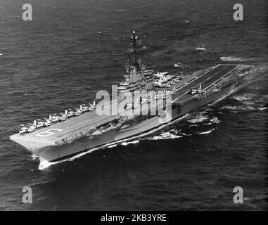 La portaerei della Marina statunitense USS Essex (CVS-9) in corso nell'Oceano Atlantico 1967 Foto Stock