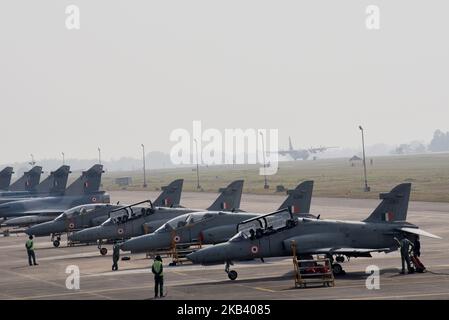 Forze aeree indiane e forze aeree statunitensi esercizio congiunto bilaterale Cope India 2018 presso la stazione dell'aeronautica Kalaikunda il 10,2018 dicembre nel Bengala occidentale, India. US F-15 aerei da caccia , movimento C-130 aerei da trasporto, Hawk aeromobili, Sukhoi-30 parte in India Air Force - US Air Force bilaterale esercizio congiunto cope India 2018. (Foto di Debajyoti Chakraborty/NurPhoto) Foto Stock