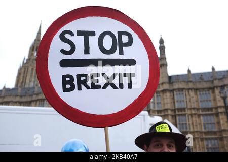 I manifestanti anti anti della Brexit sventolano le bandiere dell’UE e del Regno Unito all’esterno di Parliament Square, e una donna che indossa una maschera Theresa May distribuisce “Brexit Fudge”, prima del voto cruciale di domani sull’accordo sulla Brexit di Mrs May, Londra il 10 dicembre 2018. La Corte di giustizia europea ha stabilito che il Regno Unito può revocare unilateralmente l'articolo 50 e rimanere nell'UE. (Foto di Alberto Pezzali/NurPhoto) Foto Stock