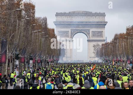 Arco di Trionfo durante la dimostrazione del gilet giallo con una forte forza di polizia. Scontri e vandalismo che hanno provocato migliaia di arresti, di cui più di 1.700 sabato 8 dicembre 2018, scaturiscono dalle proteste dei “giubbotti gialli”, un movimento anti-governativo. Blocchi stradali e molte azioni tra i dimostranti e la polizia si sono verificati intorno all'Arco di Trionfo e agli Champs Elysees con negozi rotti, auto bruciate o danneggiate, blocchi stradali con fuoco, violenza e molto fumo di gas lacrimogeno dalla polizia. (Foto di Nicolas Economou/NurPhoto) Foto Stock