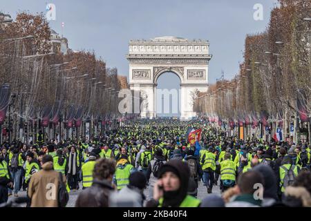 Arco di Trionfo durante la dimostrazione del gilet giallo con una forte forza di polizia. Scontri e vandalismo che hanno provocato migliaia di arresti, di cui più di 1.700 sabato 8 dicembre 2018, scaturiscono dalle proteste dei “giubbotti gialli”, un movimento anti-governativo. Blocchi stradali e molte azioni tra i dimostranti e la polizia si sono verificati intorno all'Arco di Trionfo e agli Champs Elysees con negozi rotti, auto bruciate o danneggiate, blocchi stradali con fuoco, violenza e molto fumo di gas lacrimogeno dalla polizia. (Foto di Nicolas Economou/NurPhoto) Foto Stock