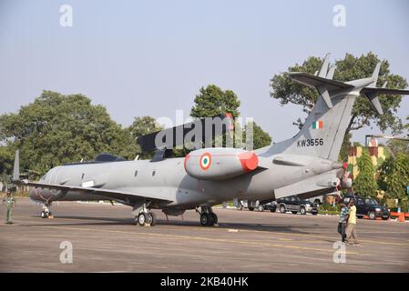 Un aeroplano AWACS appartenente all'aeronautica indiana rotola sulla baia di tassing durante l'esercitazione bilaterale congiunta dell'aeronautica indiana e dell'aeronautica degli Stati Uniti cope India 2018 alla stazione dell'aeronautica Kalaikunda il 10,2018 dicembre nel Bengala occidentale, India. US F-15 aerei da caccia , movimento C-130 aerei da trasporto, Hawk aeromobili, Sukhoi-30 parte in India Air Force - US Air Force bilaterale esercizio congiunto cope India 2018. (Foto di Debajyoti Chakraborty/NurPhoto) Foto Stock