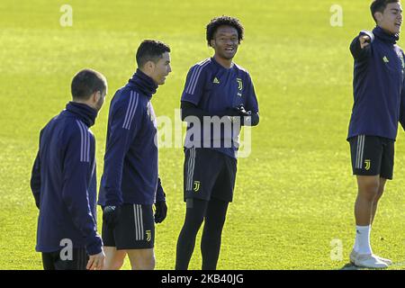 Juan Cuadrado (Juventus FC) durante l'allenamento alla vigilia della partita della UEFA Champions League tra i giovani ragazzi del Berner Sport Club e la Juventus FC presso il Juventus Training Center del 11 dicembre 2018 a Torino. (Foto di Massimiliano Ferraro/NurPhoto) Foto Stock