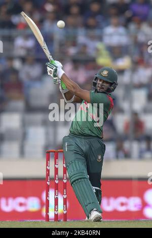 Shakib al Hasan del Bangladesh suona un colpo durante la seconda partita ODI tra Bangladesh contro le Indie occidentali a Mirpur, Dhaka, Bangladesh il 11 dicembre 2018. (Foto di Ahmed Salahuddin/NurPhoto) Foto Stock