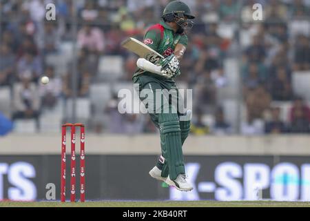 Shakib al Hasan del Bangladesh suona un colpo durante la seconda partita ODI tra Bangladesh contro le Indie occidentali a Mirpur, Dhaka, Bangladesh il 11 dicembre 2018. (Foto di Ahmed Salahuddin/NurPhoto) Foto Stock