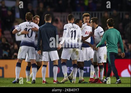 Harry Kane e DELE alli di Tottenham festeggiano la classificazione del prossimo round della Champions League durante la partita tra il FC Barcelona e Tottenham Hotspurs allo stadio Camp Nou di Barcellona, in Spagna, il 11 dicembre 2018. (Foto di Jose Breton/NurPhoto) Foto Stock
