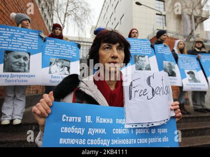 Gli ucraini sono in possesso di poster con immagini del regista ucraino Oleg Sentsov, marinai della marina Ucraina sequestrati dalla Russia durante l'incidente dello stretto di Kerch il 25 novembre, e di altri prigionieri politici ucraini incarcerati in Russia, vicino all'ambasciata dell'Unione europea a Kiev, Ucraina, il 11 dicembre 2018. Il Parlamento europeo ha conferito al direttore ucraino Oleg Sentsov il premio "libertà di pensiero”, intitolato ad Andrei Sacharov, che sarà consegnato questa settimana alla sorella e all'avvocato del Parlamento europeo. Un tribunale russo condannò Oleg Sentsov nell'agosto del 2015 , detenuto in Crimea nel 201 Foto Stock