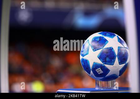 La palla ufficiale della Champions League prima della UEFA Champions League Group H tra Valencia CF e Manchester United allo stadio Mestalla il 12 dicembre 2018. (Foto di Jose Miguel Fernandez/NurPhoto) (Foto di Jose Miguel Fernandez/NurPhoto) Foto Stock