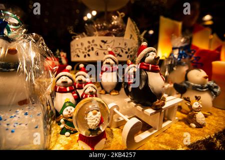 Alcuni uomini di neve e pinguini di Natale. Mercatino di Natale a Erlangen, Baviera, Germania. (Foto di Alexander Pohl/NurPhoto) Foto Stock