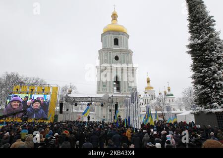 I credenti ucraini partecipano ad una preghiera pubblica davanti alla Cattedrale di Santa Sofia a Kiev, Ucraina, 15 dicembre 2018. Il Consiglio di unificazione si svolge nella Cattedrale di Santa Sofia a Kiev, dove si prevede di approvare la carta della Chiesa ortodossa Ucraina locale, indipendente da Mosca, e di selezionare il capo della nuova chiesa. (Foto di Str/NurPhoto) Foto Stock