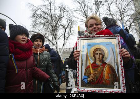 I credenti ucraini partecipano ad una preghiera pubblica davanti alla Cattedrale di Santa Sofia a Kyiv, Ucraina, 15 dicembre 2018. Il Consiglio di unità delle Chiese ortodosse ucraine si svolge nella Cattedrale di Santa Sofia. (Foto di Sergii Kharchenko/NurPhoto) Foto Stock