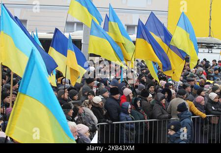 I credenti ucraini partecipano ad una preghiera pubblica davanti alla Cattedrale di Santa Sofia a Kiev, Ucraina, 15 dicembre 2018. Il Consiglio di unificazione si svolge nella Cattedrale di Santa Sofia a Kiev, dove si prevede di approvare la carta della Chiesa ortodossa Ucraina locale indipendente da Mosca e selezionare il capo della nuova chiesa. (Foto di Str/NurPhoto) Foto Stock