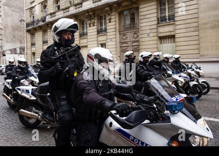 La polizia antisommossa francese affronta i manifestanti 'Gilets Jaunes' ('Yellow Vest') intorno agli Champs Elysees Avenue a Parigi, il 15 dicembre 2018. Nonostante i ministri del governo francese si appellino alle proteste a livello nazionale dei Gilets Jaunes (gilet giallo) per fermarsi a seguito dell'attacco di Strasburgo che ha ucciso tre persone il 11 dicembre, i manifestanti hanno preso le strade della Francia per il quinto sabato consecutivo. Il movimento 'Gilets Jaunes' ('Yellow Vest') - iniziato il 17 novembre 2018 e ispirato dall'opposizione ad una nuova tassa sui carburanti - ha assorbito un'ampia gamma di sentimenti anti-governativi e ha distrutto Parigi e altri Foto Stock