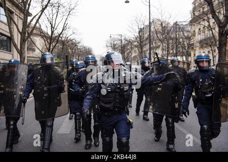 La polizia antisommossa francese affronta i manifestanti di 'Gilets Jaunes' ('Yellow Vest') intorno agli Champs Elysees Avenue a Parigi, il 15 dicembre 2018. Nonostante i ministri del governo francese si appellino alle proteste dei Gilets Jaunes (gilet gialle) a livello nazionale per fermarsi a seguito dell’attacco di Strasburgo che ha ucciso tre persone il 11 dicembre, i manifestanti hanno preso le strade della Francia per il quinto sabato consecutivo. Il movimento 'Gilets Jaunes' ('Yellow Vest') - iniziato il 17 novembre 2018 e ispirato dall'opposizione ad una nuova tassa sui carburanti - ha assorbito un'ampia gamma di sentimenti anti-governativi e distrutto Parigi e altri Foto Stock