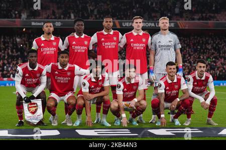 I giocatori dell'Arsenal si allineano, fila posteriore, da sinistra a destra, Gabriel Jesus, Albert Sambi Lokonga, Gabriel, Rob Holding e Aaron Ramsdale. Prima fila, da sinistra a destra, Eddie Nketiah, Reiss Nelson, Mohamed Elneny, Kieran Tierney, ben White e Fabio Vieira prima della UEFA Europa League Group Una partita all'Emirates Stadium, Londra. Data immagine: Giovedì 3 novembre 2022. Foto Stock