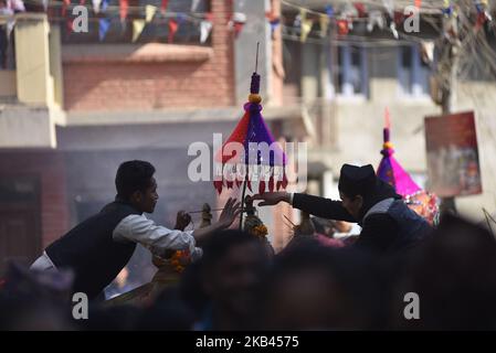 Devoti nepalesi che decorano il carro per la processione rituale di Bishnudevi durante il Festival celebrato a Panga, Kirtipur, Kathmandu, Nepal il lunedì 17 dicembre, 2018. È la parte del famoso Saat Gaule Jatra celebrato ogni anno in occasione dell’arrivo dell’inverno. Jatras e festival fanno parte della vita della comunità di Newar. (Foto di Narayan Maharjan/NurPhoto) Foto Stock