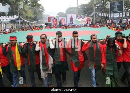 Il popolo del Bangladesh partecipa a un raduno durante le celebrazioni della Giornata della Vittoria a Dhaka, Bangladesh, il 16 dicembre 2018. Il Bangladesh celebra il suo 48th° giorno della vittoria per commemorare la vittoria dell'Alto comando delle forze alleate sulle forze pakistane nella guerra di liberazione del Bangladesh nel 1971. Il Bangladesh è diventato una nazione libera il 16 dicembre 1971 dopo una sanguinosa guerra di nove mesi con il Pakistan. (Foto di Mamunur Rashid/NurPhoto) Foto Stock