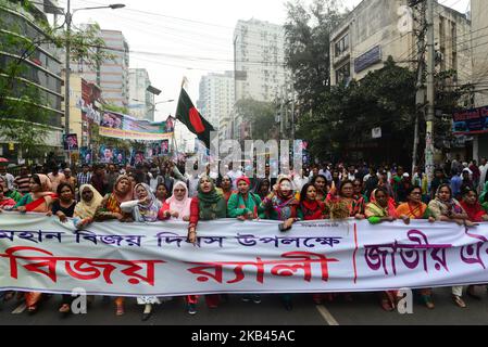 Il popolo del Bangladesh partecipa a un raduno durante le celebrazioni della Giornata della Vittoria a Dhaka, Bangladesh, il 16 dicembre 2018. Il Bangladesh celebra il suo 48th° giorno della vittoria per commemorare la vittoria dell'Alto comando delle forze alleate sulle forze pakistane nella guerra di liberazione del Bangladesh nel 1971. Il Bangladesh è diventato una nazione libera il 16 dicembre 1971 dopo una sanguinosa guerra di nove mesi con il Pakistan. (Foto di Mamunur Rashid/NurPhoto) Foto Stock