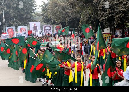 Il popolo del Bangladesh partecipa a un raduno durante le celebrazioni della Giornata della Vittoria a Dhaka, Bangladesh, il 16 dicembre 2018. Il Bangladesh celebra il suo 48th° giorno della vittoria per commemorare la vittoria dell'Alto comando delle forze alleate sulle forze pakistane nella guerra di liberazione del Bangladesh nel 1971. Il Bangladesh è diventato una nazione libera il 16 dicembre 1971 dopo una sanguinosa guerra di nove mesi con il Pakistan. (Foto di Mamunur Rashid/NurPhoto) Foto Stock