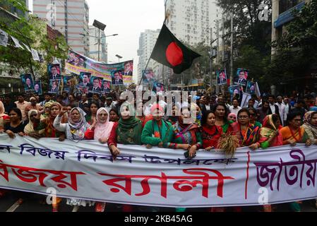 Il popolo del Bangladesh partecipa a un raduno durante le celebrazioni della Giornata della Vittoria a Dhaka, Bangladesh, il 16 dicembre 2018. Il Bangladesh celebra il suo 48th° giorno della vittoria per commemorare la vittoria dell'Alto comando delle forze alleate sulle forze pakistane nella guerra di liberazione del Bangladesh nel 1971. Il Bangladesh è diventato una nazione libera il 16 dicembre 1971 dopo una sanguinosa guerra di nove mesi con il Pakistan. (Foto di Mamunur Rashid/NurPhoto) Foto Stock