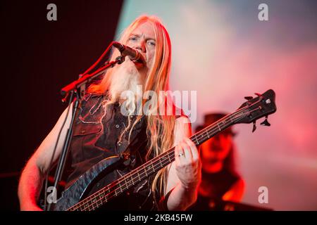 Marco Hietala della band sinfonica finlandese Nightwish ha suonato dal vivo al Mediolanum Forum di Assago, Milano, il 4 dicembre 2018. (Foto di Roberto Finizio/NurPhoto) Foto Stock