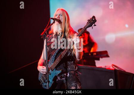 Marco Hietala della band sinfonica finlandese Nightwish ha suonato dal vivo al Mediolanum Forum di Assago, Milano, il 4 dicembre 2018. (Foto di Roberto Finizio/NurPhoto) Foto Stock