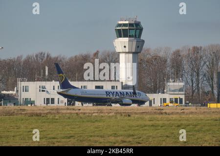 Ryanair low cost Boeing 737-800 o 737-8AS(WL) con registrazione EI-EKL visto a Maastricht Aachen Airport MST / EHBK con l'edificio del terminal e la torre di controllo. (Foto di Nicolas Economou/NurPhoto) Foto Stock