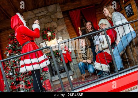 Il 18th dicembre, a Nijmegen, Paesi Bassi. Ora al suo ottavo anno, il Christmas Truck Tour di Coca-Cola ha deliziato migliaia di visitatori in tutto il paese, con molti altri visitatori che si prevede vivano la magia nel 2018. Quest'anno, oltre a celebrare la magia che il Coca-Cola Truck Tour porta a Natale, ogni fermata del Truck Tour incoraggerà i consumatori a riciclare le loro lattine, In linea con l’impegno globale di Coca-Cola senza sprechi a raccogliere e riciclare una bottiglia o una lattina per ciascuna di esse venduta entro il 2030. Spesso ha detto di segnare l'inizio ufficiale di Natale, e una caratteristica regolare di Foto Stock