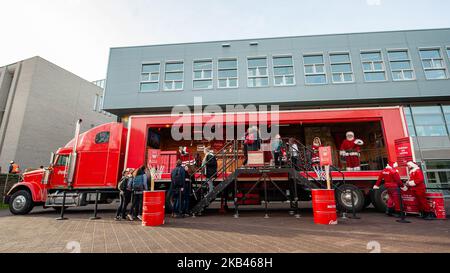 Il 18th dicembre, a Nijmegen, Paesi Bassi. Ora al suo ottavo anno, il Christmas Truck Tour di Coca-Cola ha deliziato migliaia di visitatori in tutto il paese, con molti altri visitatori che si prevede vivano la magia nel 2018. Quest'anno, oltre a celebrare la magia che il Coca-Cola Truck Tour porta a Natale, ogni fermata del Truck Tour incoraggerà i consumatori a riciclare le loro lattine, In linea con l’impegno globale di Coca-Cola senza sprechi a raccogliere e riciclare una bottiglia o una lattina per ciascuna di esse venduta entro il 2030. Spesso ha detto di segnare l'inizio ufficiale di Natale, e una caratteristica regolare di Foto Stock