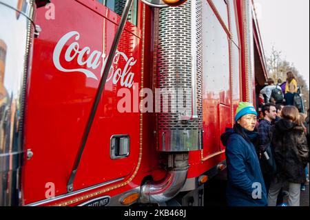 Il 18th dicembre, a Nijmegen, Paesi Bassi. Ora al suo ottavo anno, il Christmas Truck Tour di Coca-Cola ha deliziato migliaia di visitatori in tutto il paese, con molti altri visitatori che si prevede vivano la magia nel 2018. Quest'anno, oltre a celebrare la magia che il Coca-Cola Truck Tour porta a Natale, ogni fermata del Truck Tour incoraggerà i consumatori a riciclare le loro lattine, In linea con l’impegno globale di Coca-Cola senza sprechi a raccogliere e riciclare una bottiglia o una lattina per ciascuna di esse venduta entro il 2030. Spesso ha detto di segnare l'inizio ufficiale di Natale, e una caratteristica regolare di Foto Stock