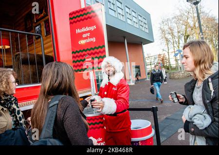 Il 18th dicembre, a Nijmegen, Paesi Bassi. Ora al suo ottavo anno, il Christmas Truck Tour di Coca-Cola ha deliziato migliaia di visitatori in tutto il paese, con molti altri visitatori che si prevede vivano la magia nel 2018. Quest'anno, oltre a celebrare la magia che il Coca-Cola Truck Tour porta a Natale, ogni fermata del Truck Tour incoraggerà i consumatori a riciclare le loro lattine, In linea con l’impegno globale di Coca-Cola senza sprechi a raccogliere e riciclare una bottiglia o una lattina per ciascuna di esse venduta entro il 2030. Spesso ha detto di segnare l'inizio ufficiale di Natale, e una caratteristica regolare di Foto Stock